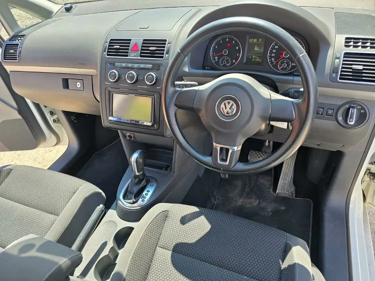 2014-volkswagen-touran-big-40