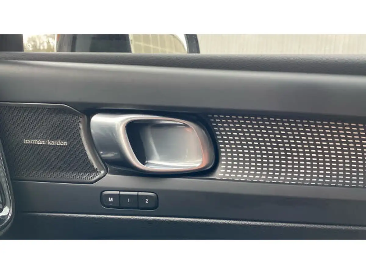 2024-volvo-xc40-20-b3-ultra-black-edition-big-14