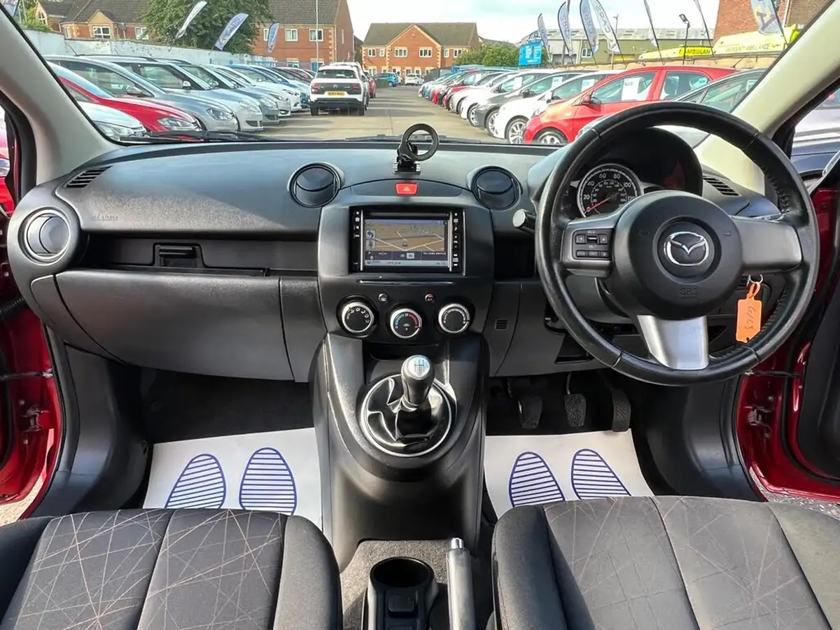 2013-mazda-mazda2-13-venture-big-30