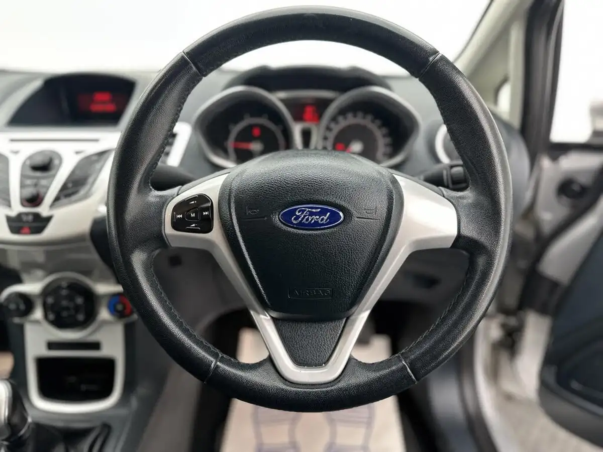 2012-ford-fiesta-125-zetec-5d-big-17