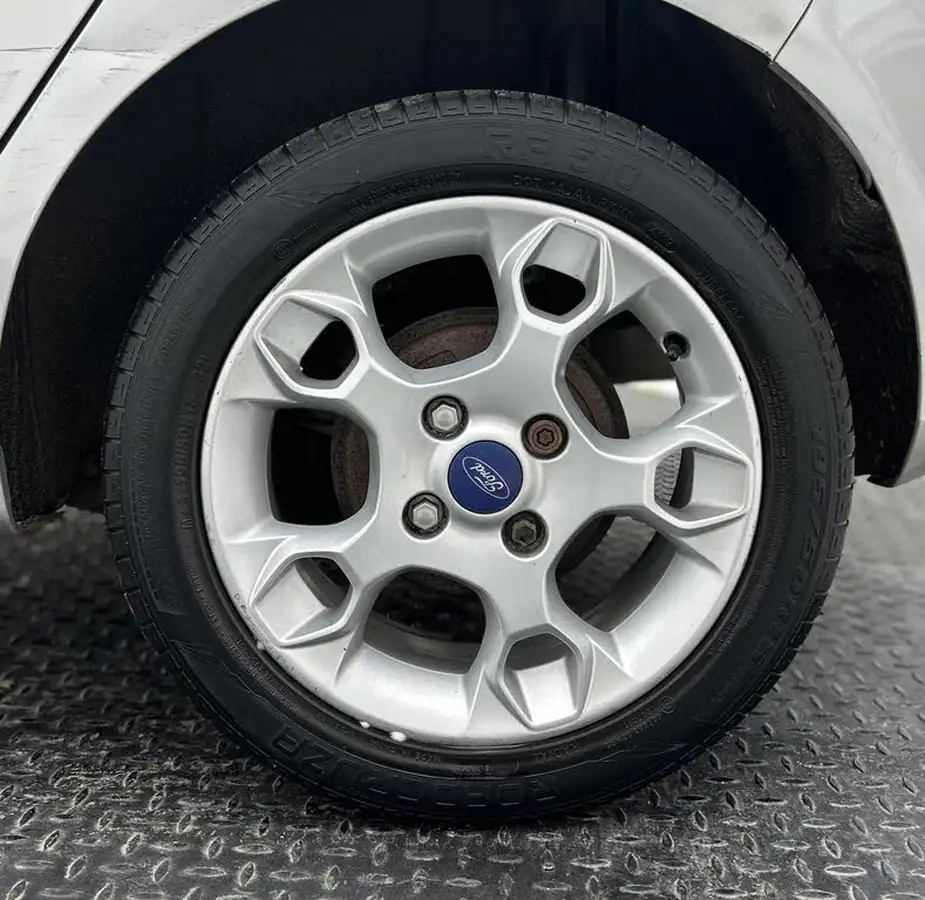 2012-ford-fiesta-125-zetec-5d-big-41