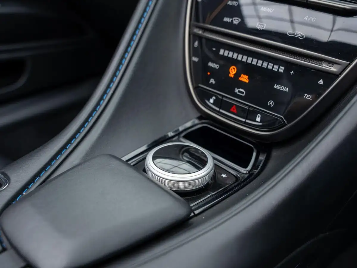 2019-aston-martin-db11-big-23