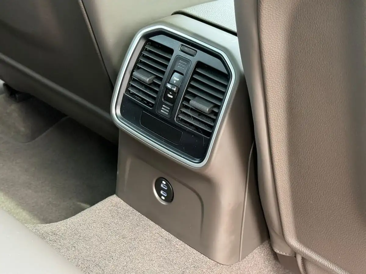 2023-porsche-macan-20-big-25