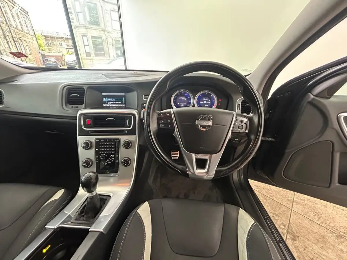 2012-volvo-v60-16td-r-design-115bhp-ss-big-8