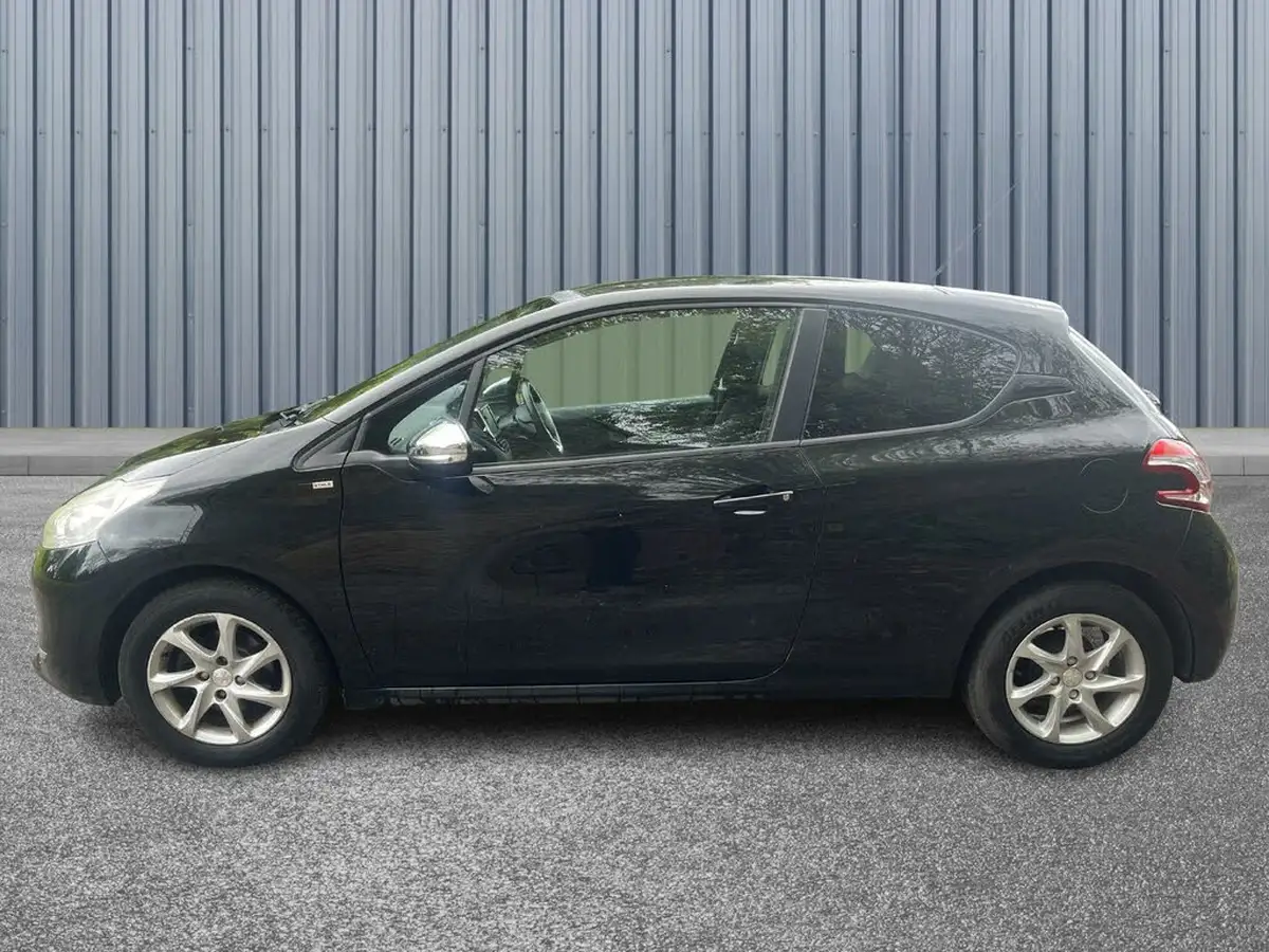 2015-peugeot-208-12-style-puretech-3d-big-7