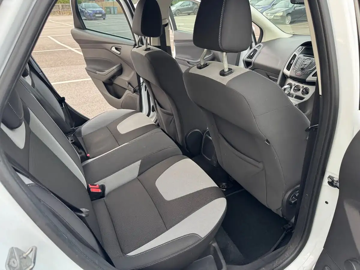 2013-ford-focus-16-zetec-ti-vct-125ps-hatchback-powershift-big-12