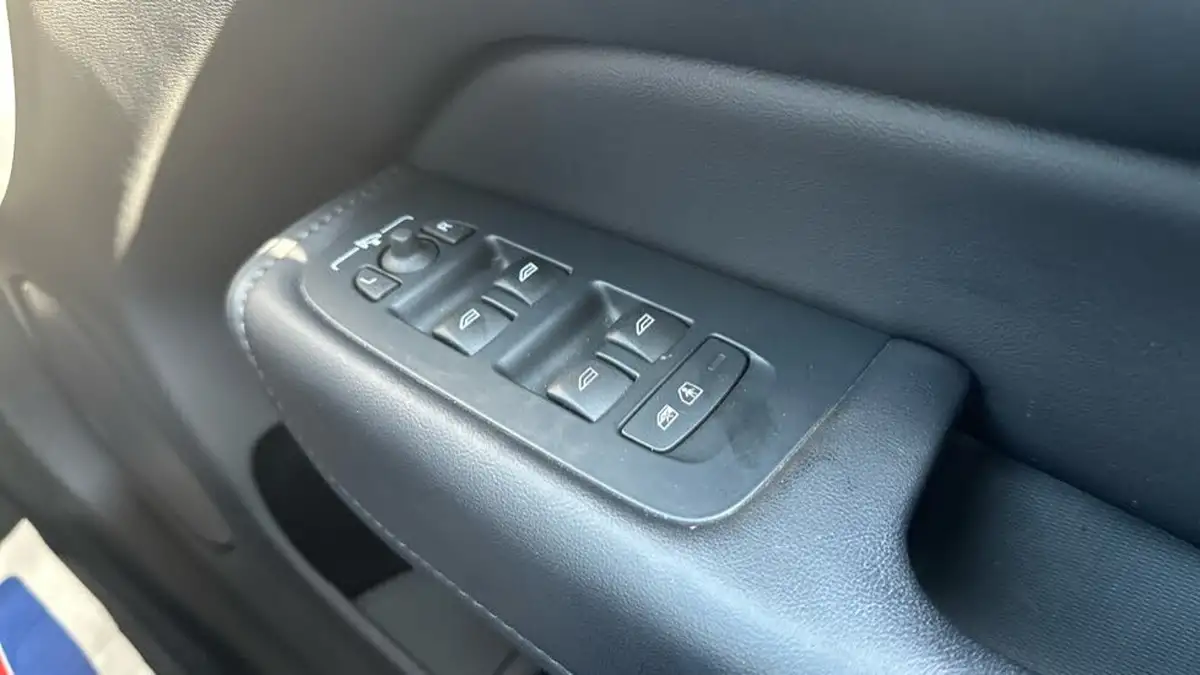 2022-volvo-xc60-20-b5-plus-big-21