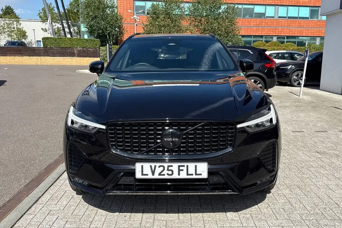 2025-volvo-xc60-20-b5-plus-black-edition-big-11