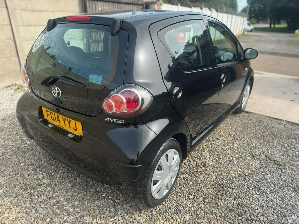 2014-toyota-aygo-10-move-5d-big-4