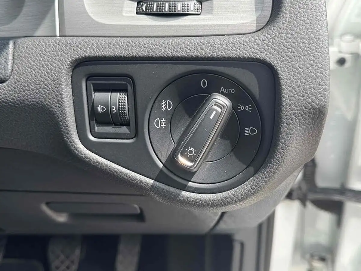 2015-volkswagen-golf-14-match-5d-big-23