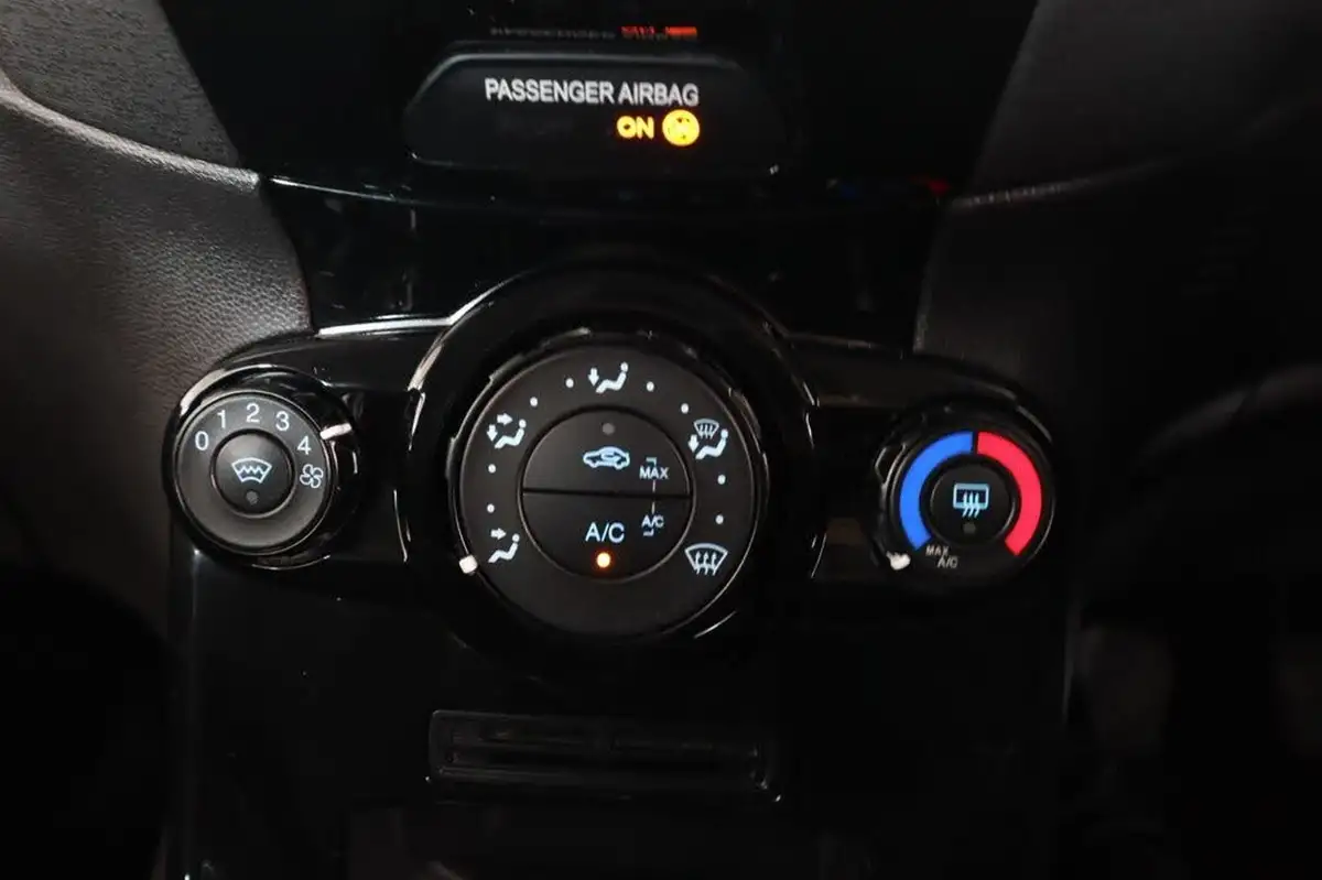 2016-ford-fiesta-125-zetec-5d-big-19