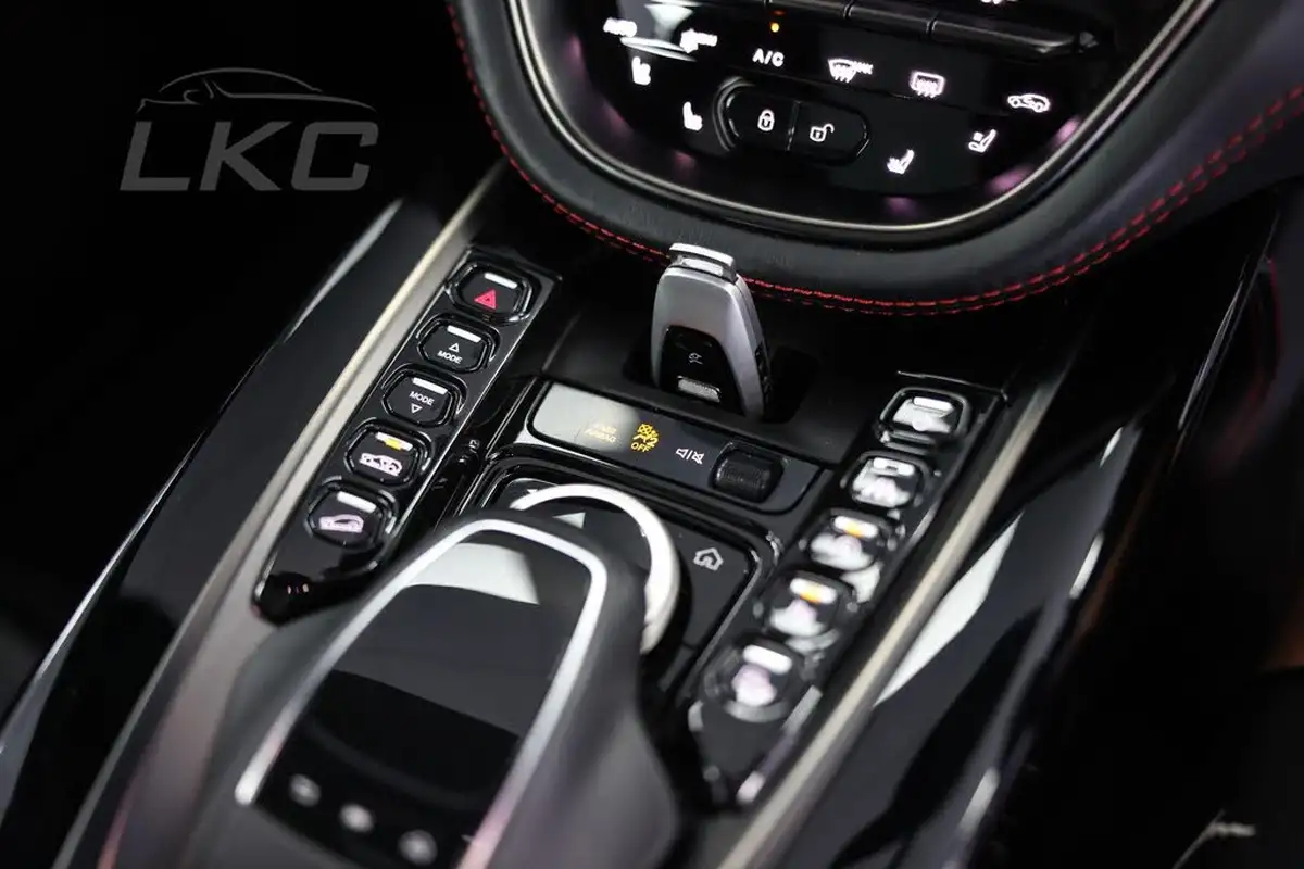 2020-aston-martin-dbx-40-v8-big-18