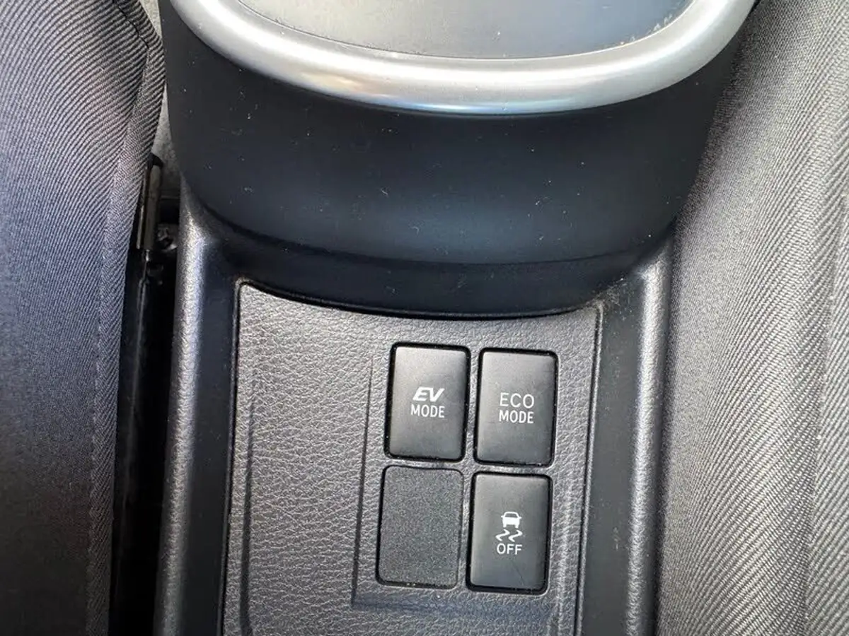 2018-toyota-yaris-15-vvt-i-icon-navi-hybrid-big-36