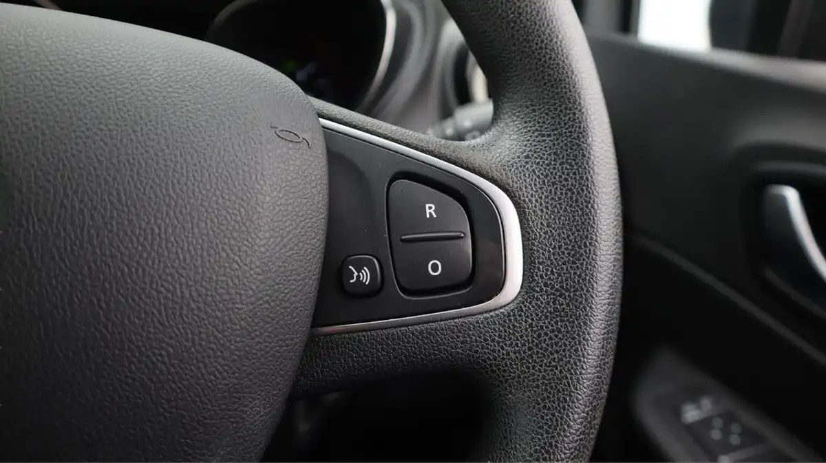 2020-renault-captur-09-tce-play-big-23