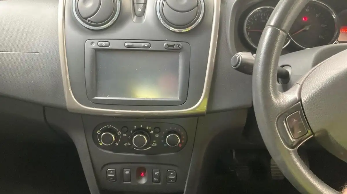 2013-dacia-sandero-stepway-09-laureate-big-7