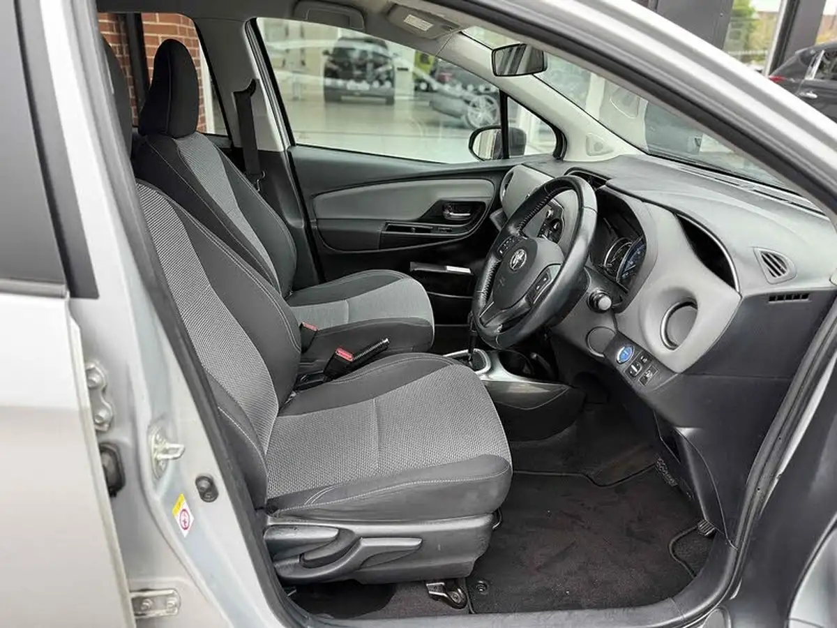 2015-toyota-yaris-15-vvt-i-sport-hybrid-big-12