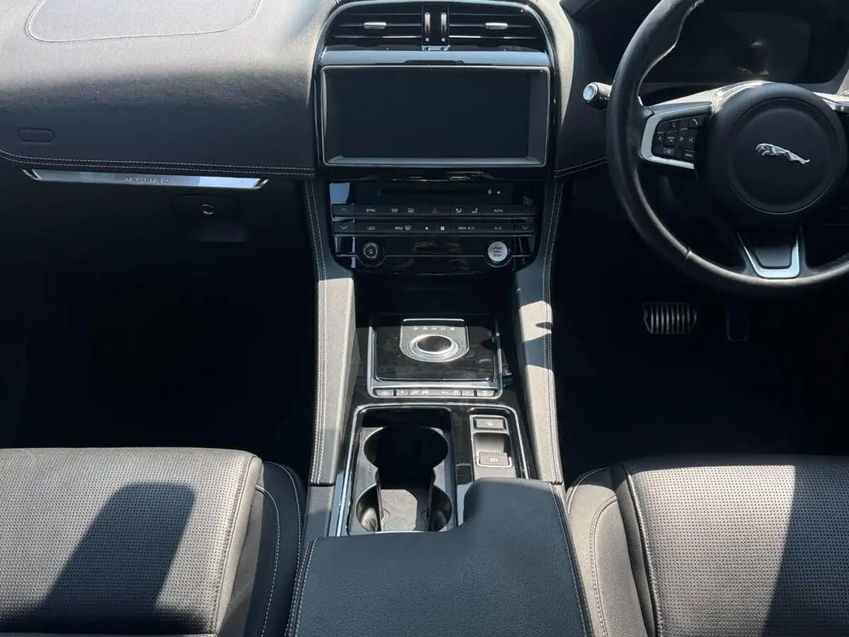 2020-jaguar-f-pace-20-i4d-chequered-flag-180ps-big-58