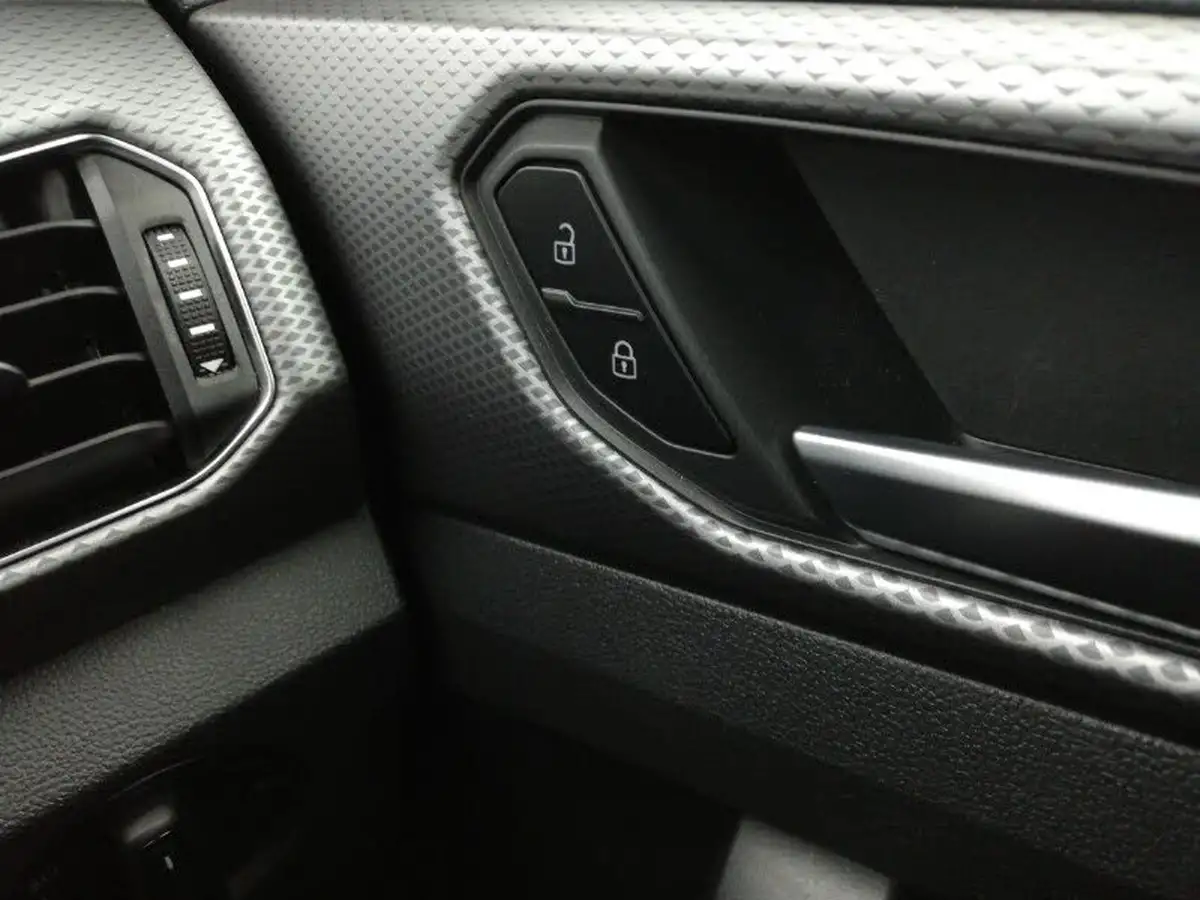 2021-volkswagen-t-cross-10-tsi-active-95ps-big-16