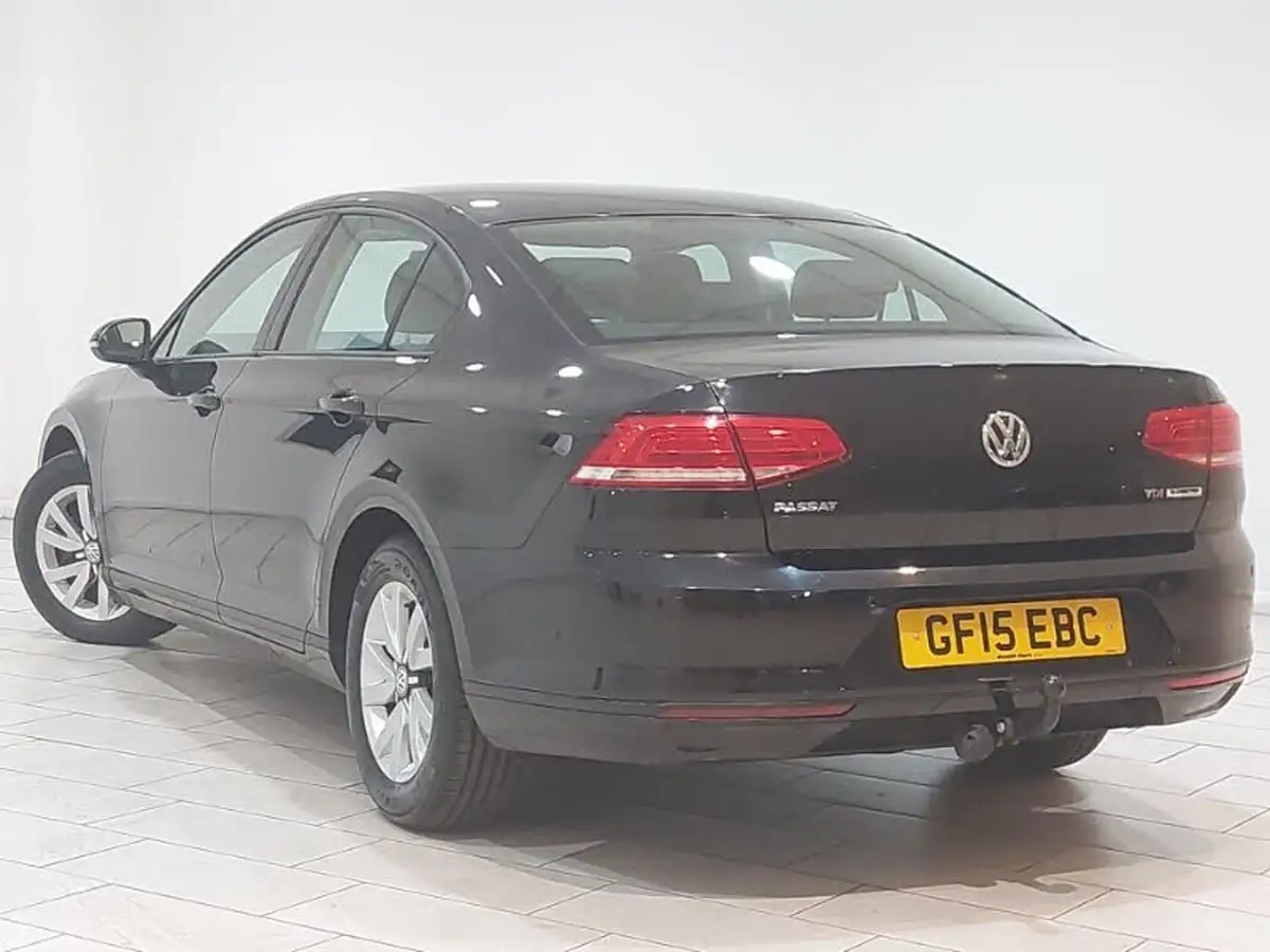 2015-volkswagen-passat-16tdi-bmtss-saloon-4d-big-1