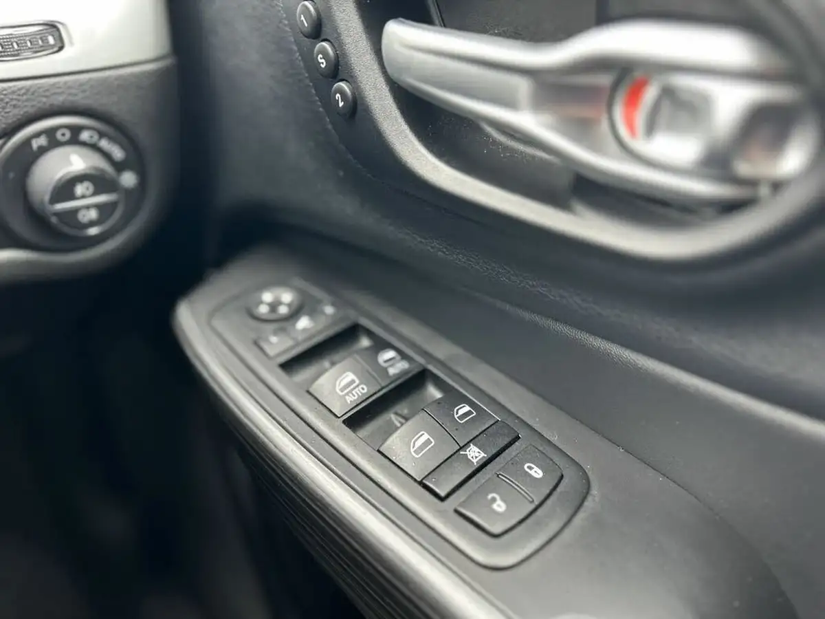2015-jeep-cherokee-32-trailhawk-big-24