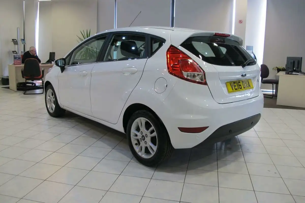 2016-ford-fiesta-16-zetec-5d-big-14
