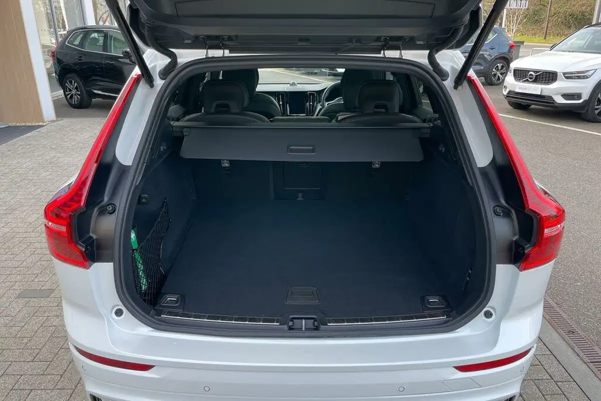 2024-volvo-xc60-20-b5-ultra-dark-big-18
