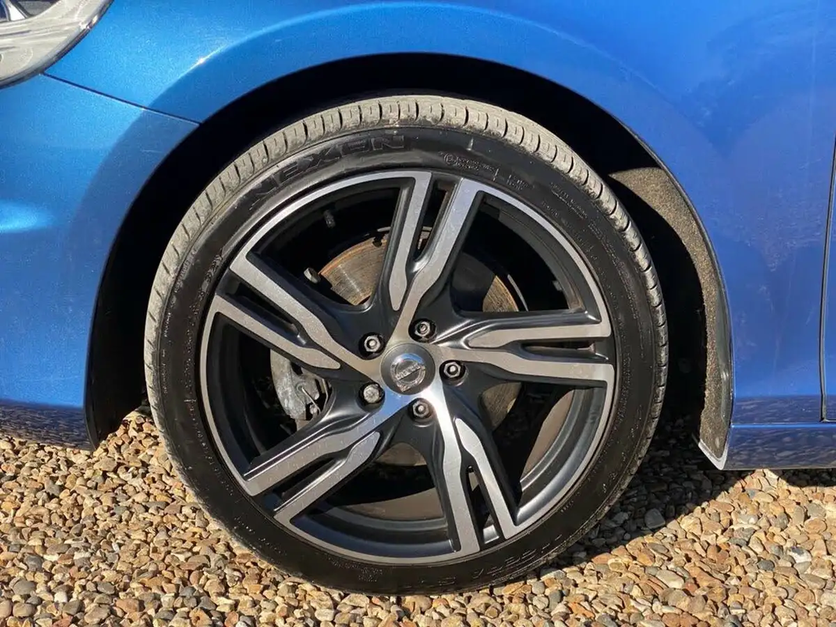 2019-volvo-v40-20-t2-r-design-edition-big-15