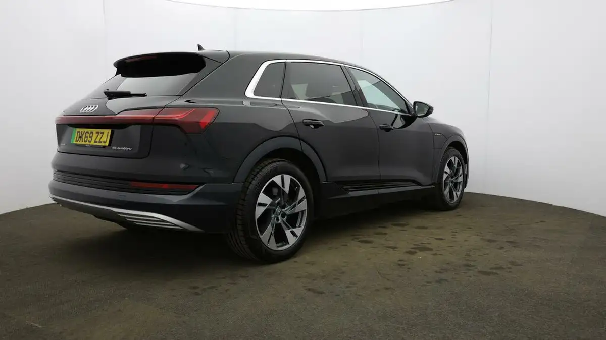 2019-audi-e-tron-55e-big-51