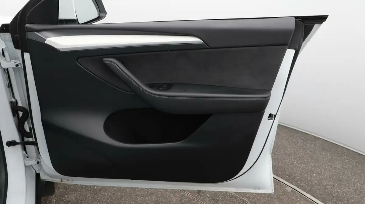 2022-tesla-model-y-e-long-range-big-14