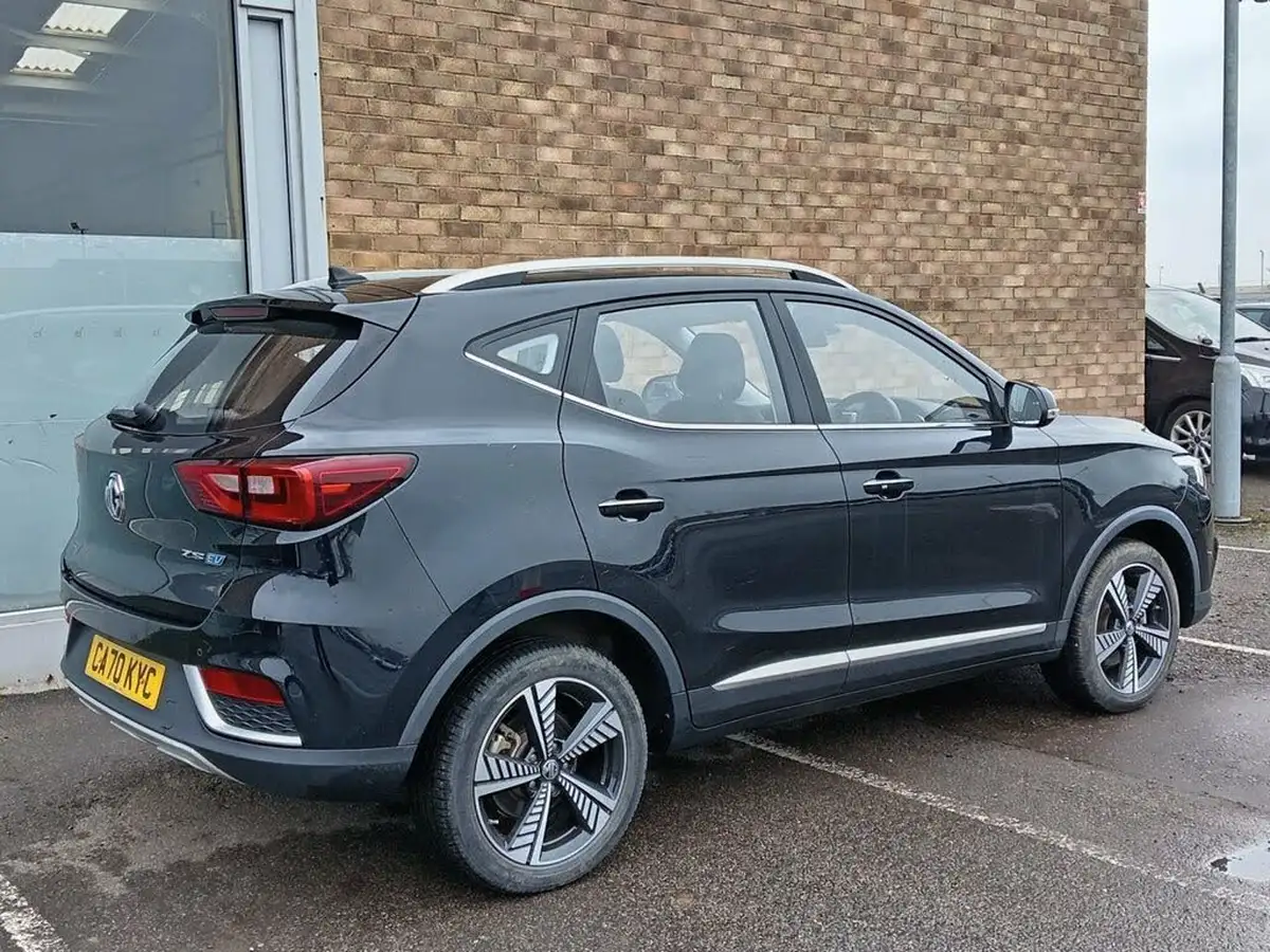 2020-mg-zs-suv-e-exclusive-ev-big-4