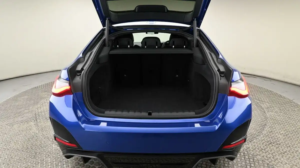 2023-bmw-i4-e-m50-big-10