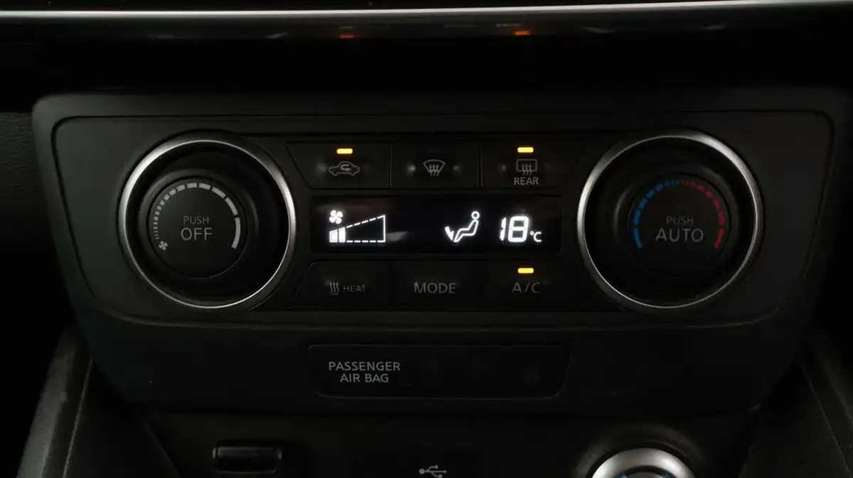 2021-nissan-leaf-e-acenta-big-12