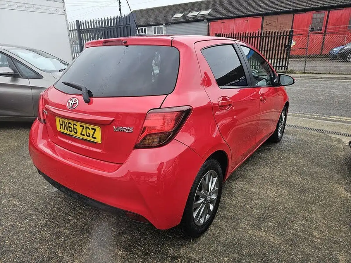 2016-toyota-yaris-133-icon-vvt-i-5d-cvt-big-6