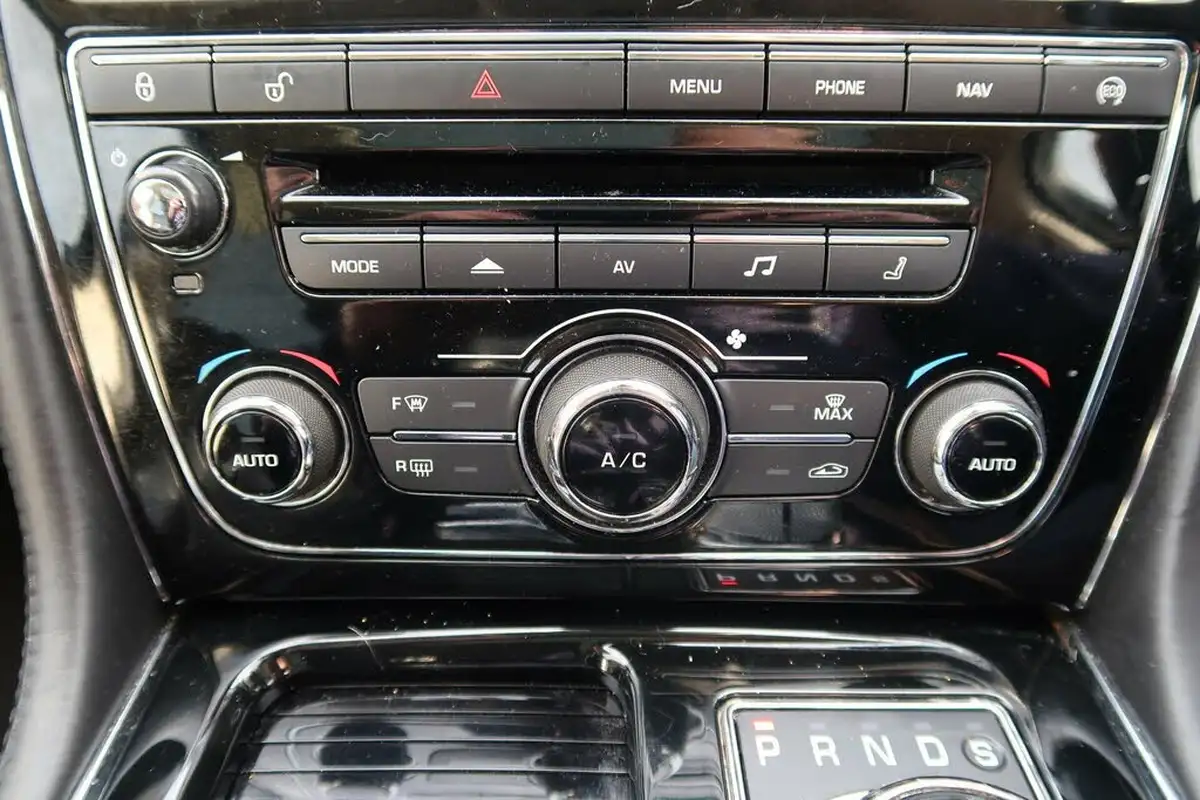 2015-jaguar-xj-series-30td-xj-portfolio-lwb-auto-big-54