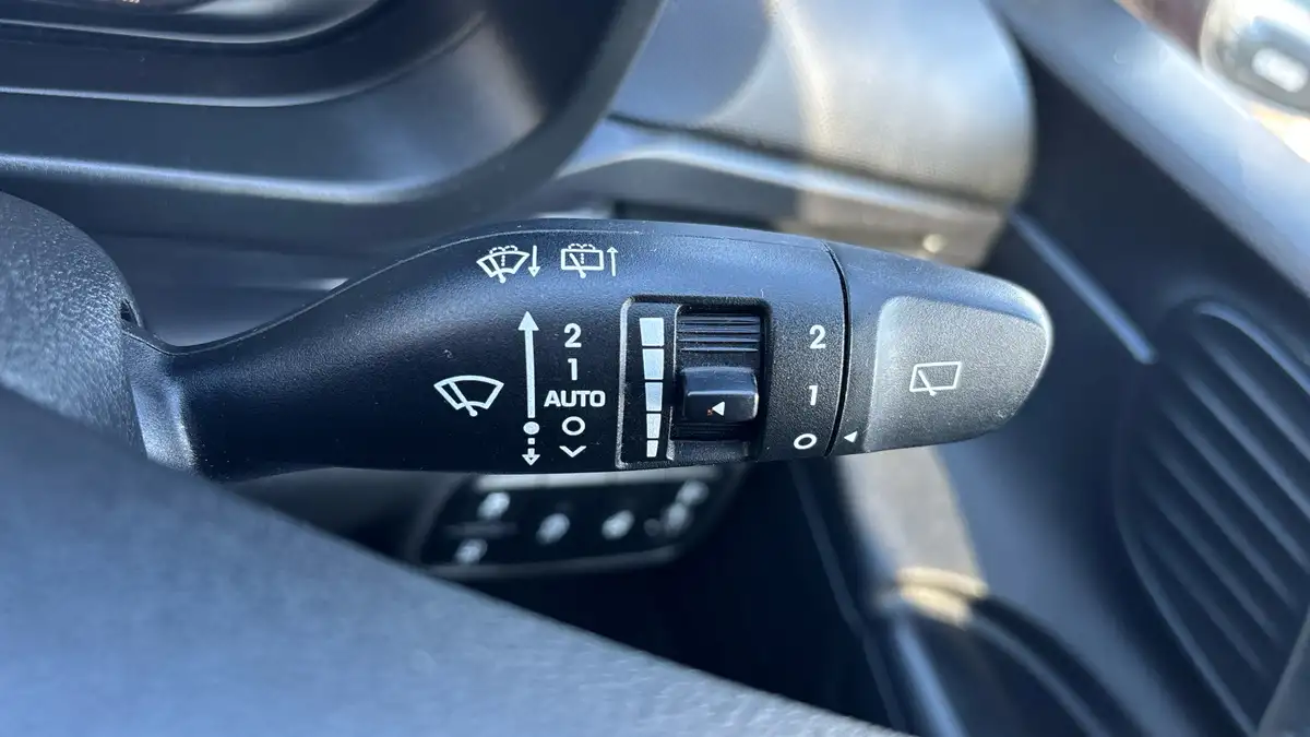 2022-hyundai-i20-10-t-gdi-premium-dct-big-29