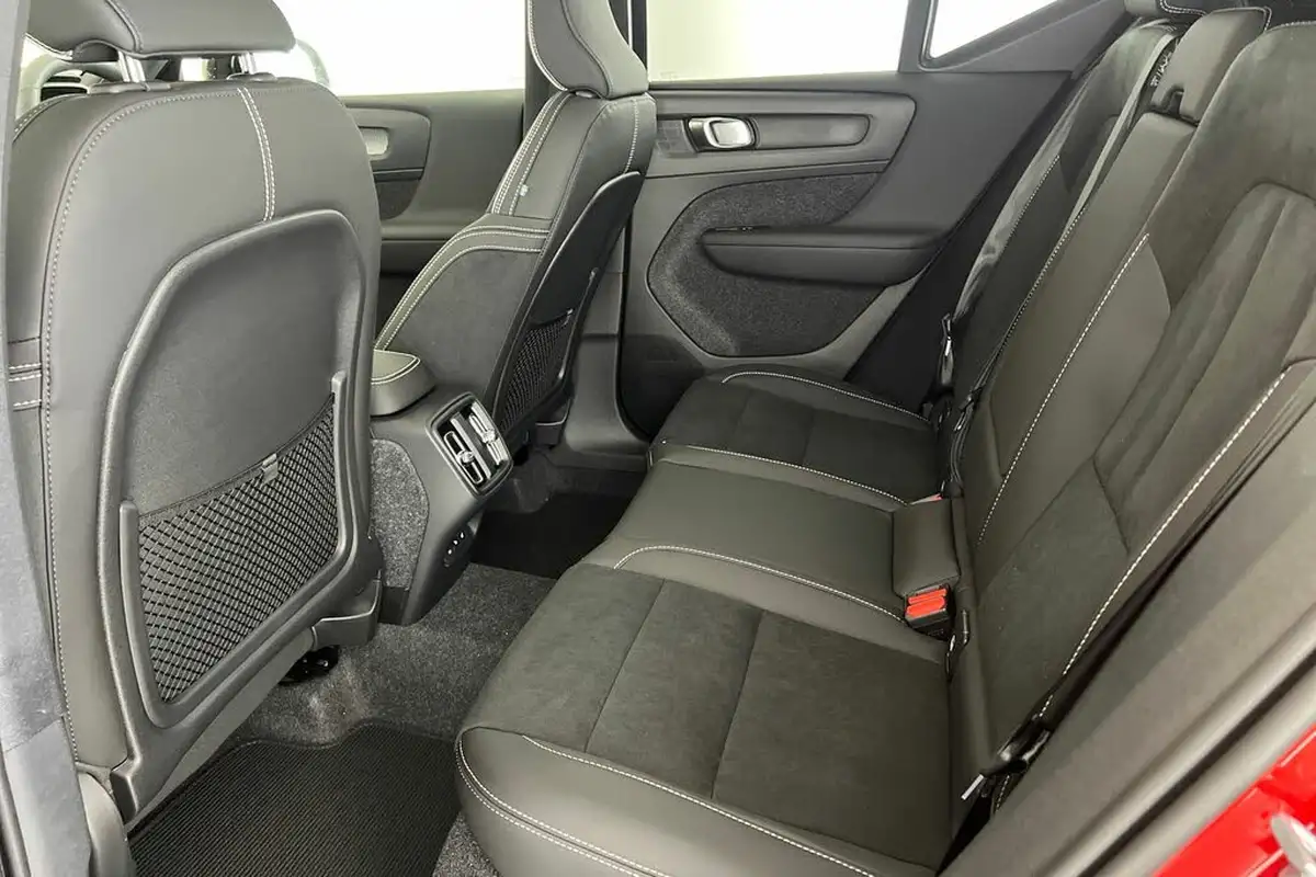 2024-volvo-xc40-20-b4-ultra-bright-big-16