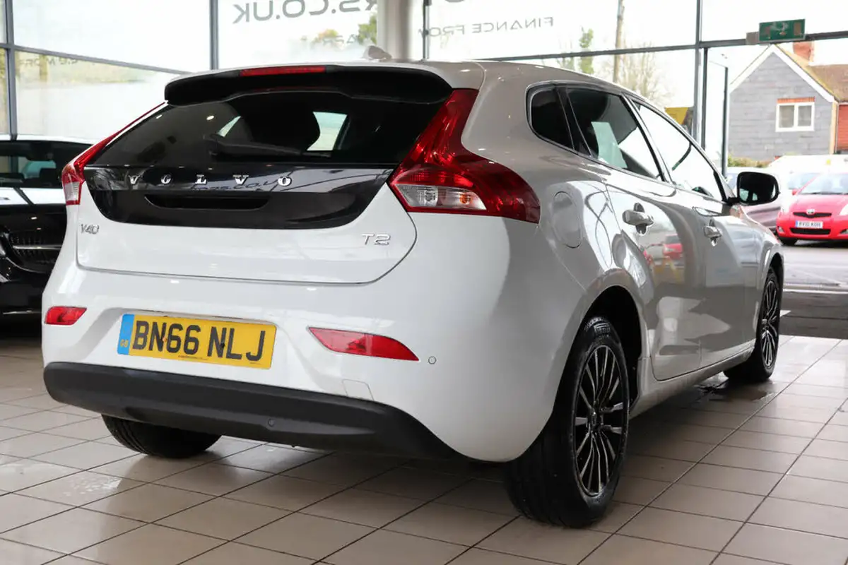 2016-volvo-v40-20-t2-momentum-big-7