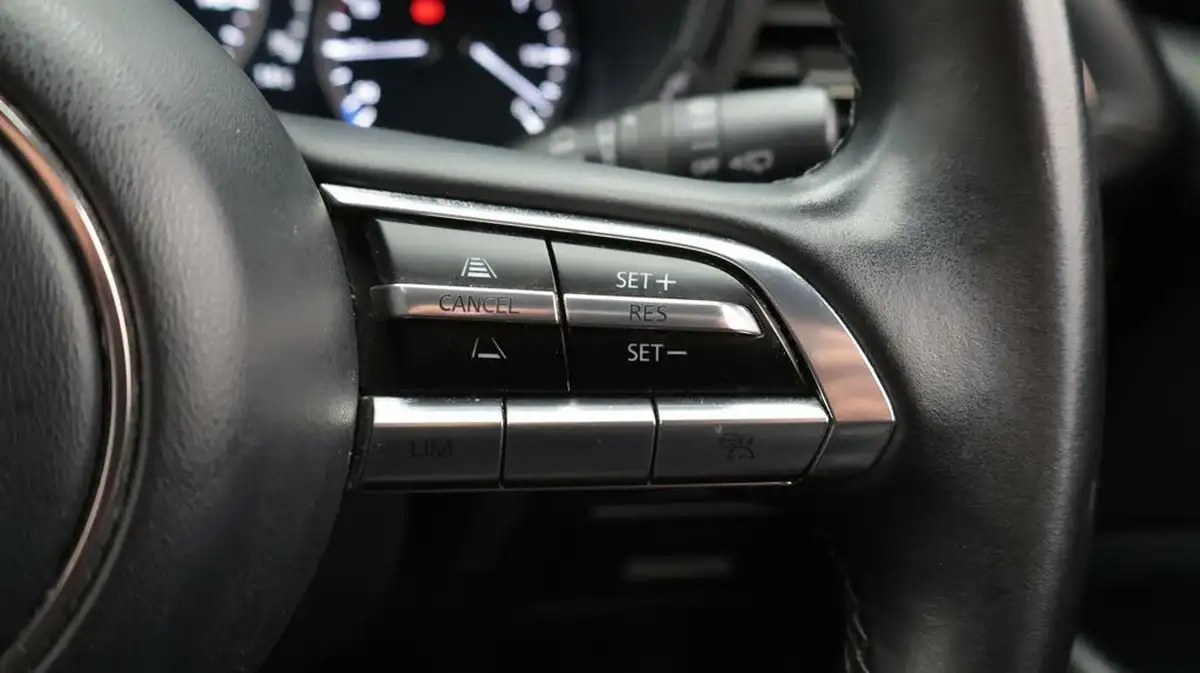 2022-mazda-mazda3-20-sport-lux-122ps-hatchback-5d-auto-big-24
