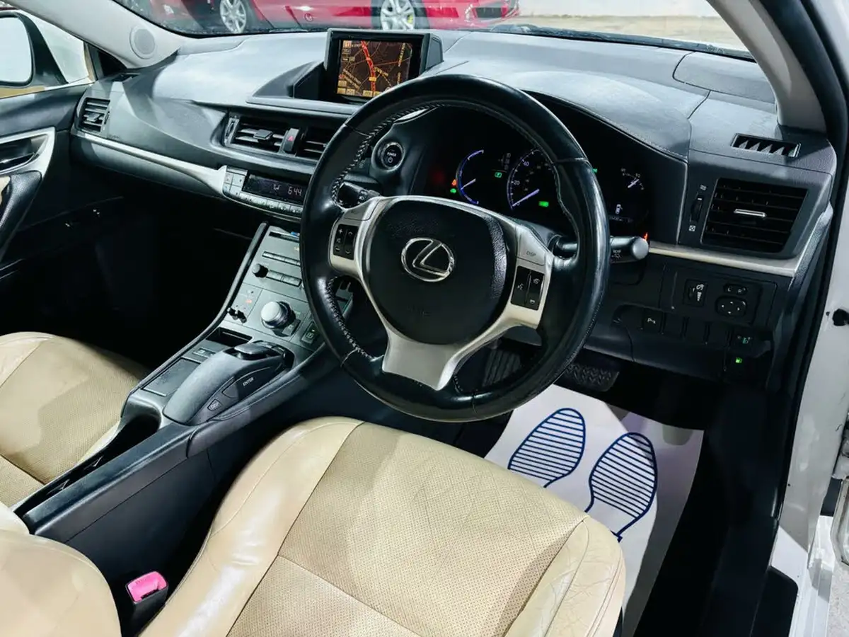 2011-lexus-ct-200h-18-se-l-big-8