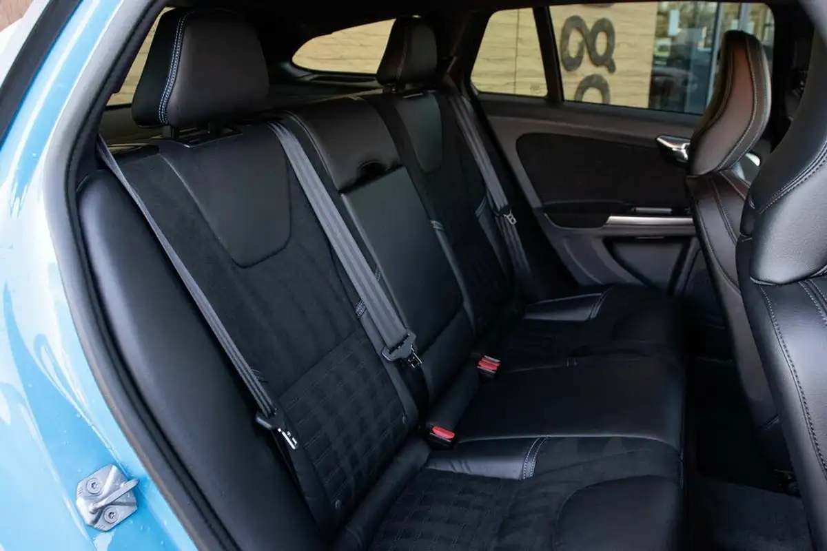 2017-volvo-v60-20-t6-polestar-big-34