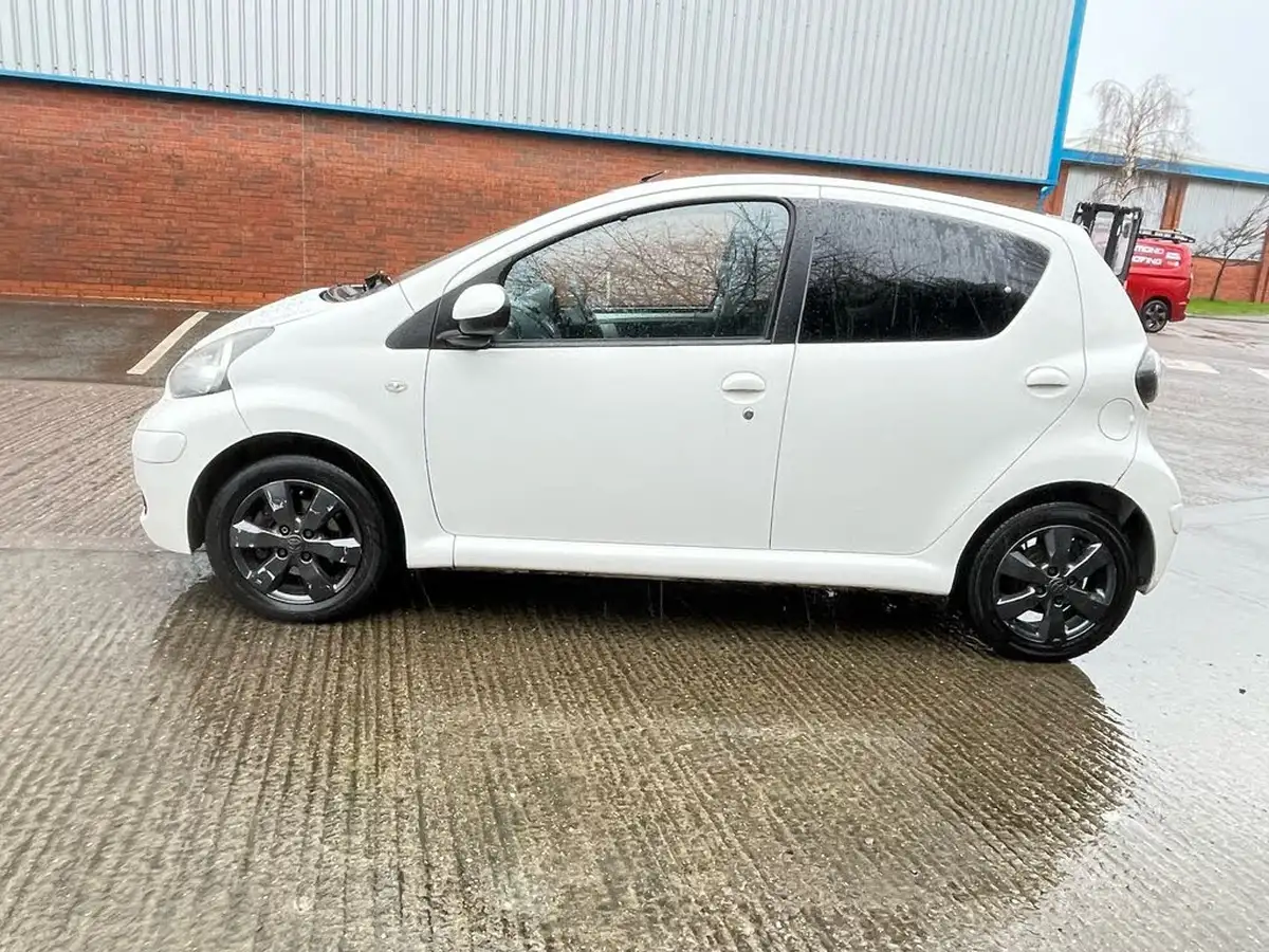2011-toyota-aygo-10-aygo-go-vvt-i-5d-big-11