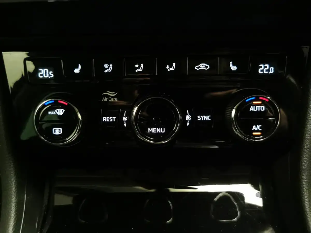 2019-skoda-superb-20tdi-se-technology-estate-big-22