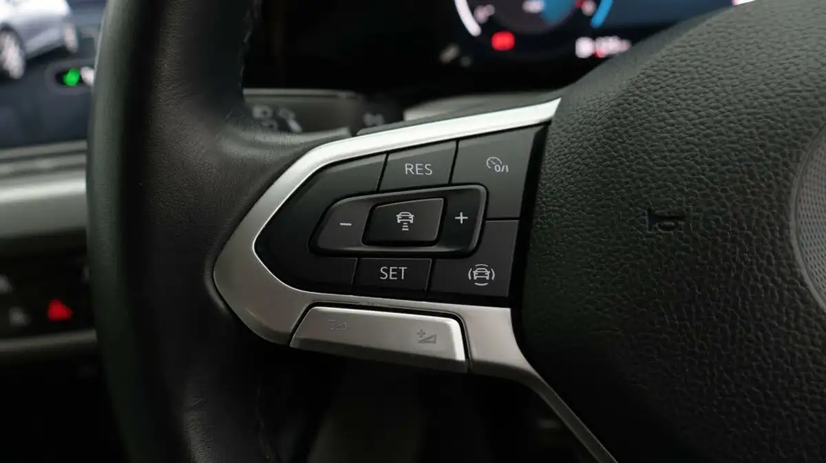 2022-volkswagen-golf-20tdi-life-hatchback-big-22
