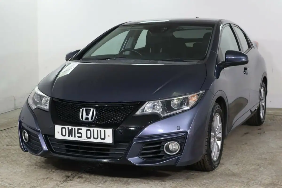 2015-honda-civic-16-i-dtec-se-plus-honda-connect-hatchback-big-2