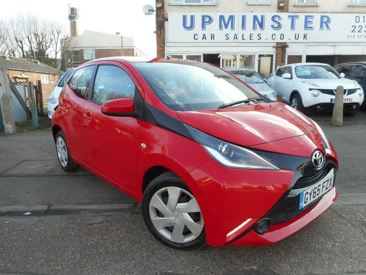2015-toyota-aygo-10-vvt-i-x-play-5d-big-2