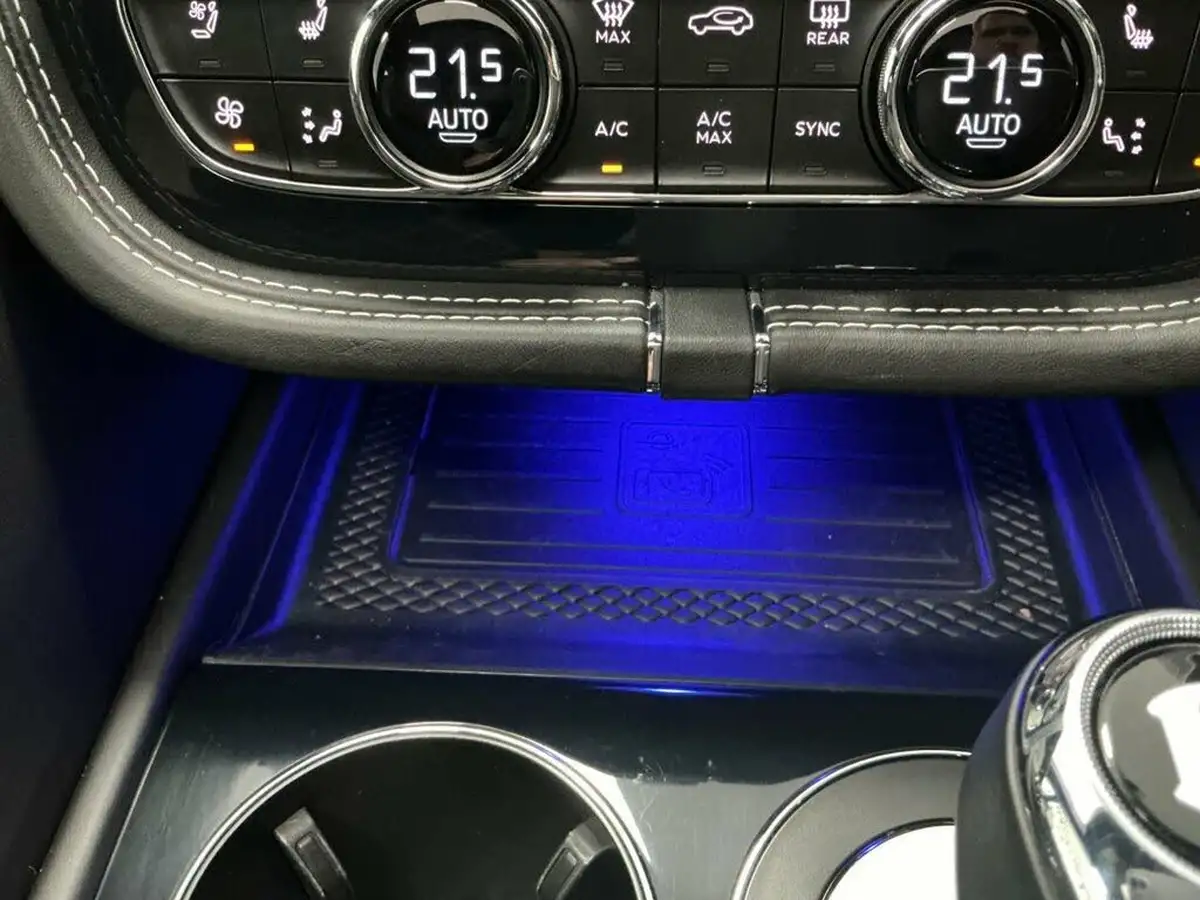 2021-bentley-bentayga-40-v8-big-38