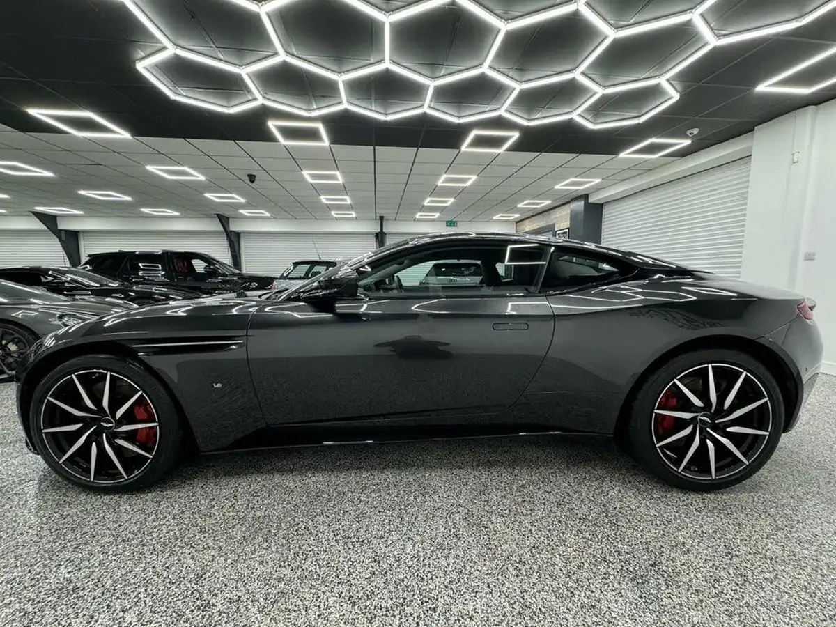 2017-aston-martin-db11-52-v12-launch-edition-big-6