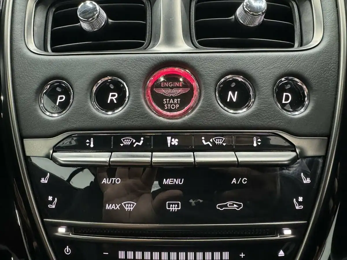 2017-aston-martin-db11-52-v12-launch-edition-big-30