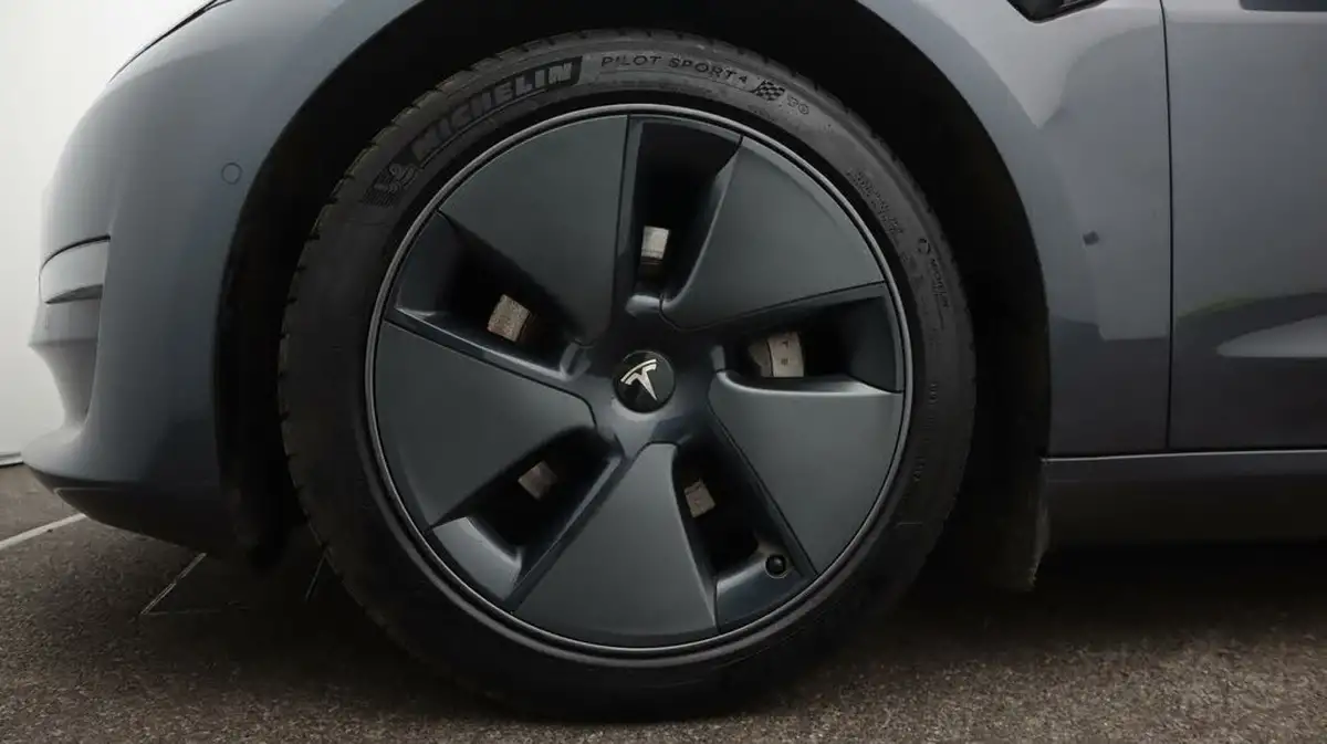 2021-tesla-model-3-e-long-range-awd-big-18