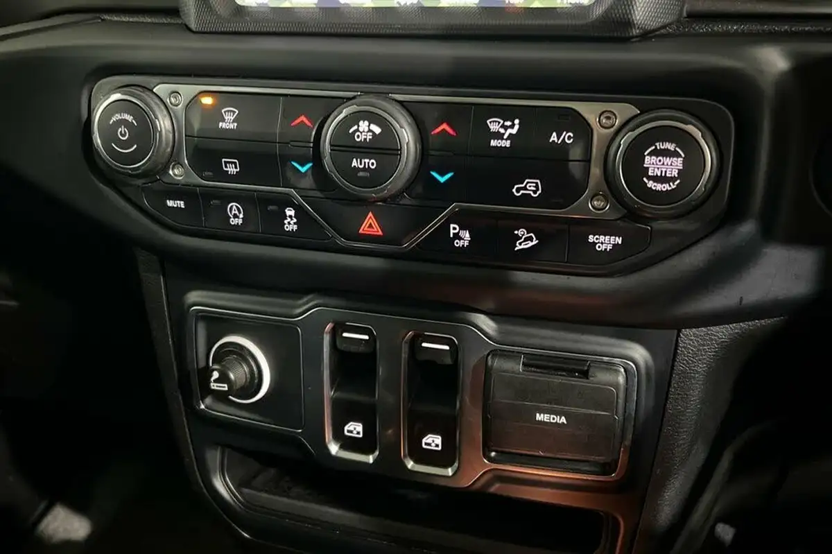 2020-jeep-wrangler-20-gme-sahara-hard-3d-big-33